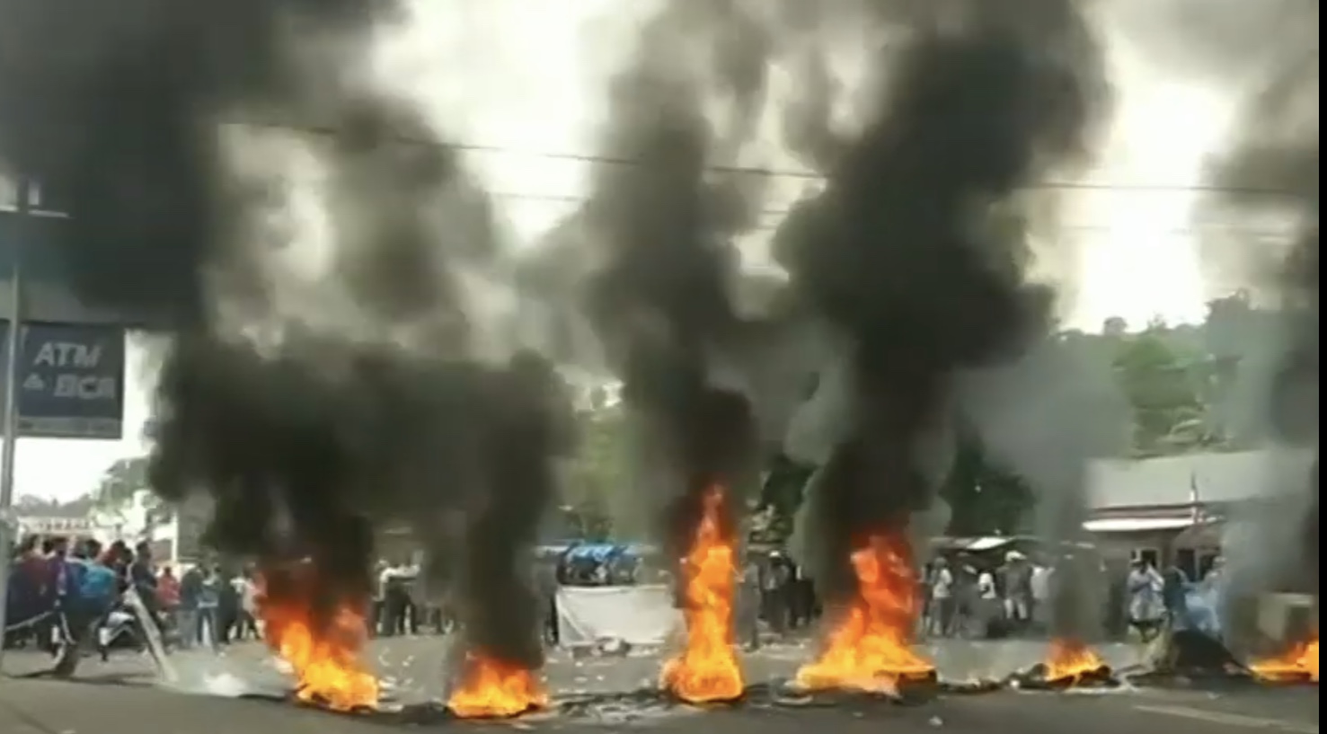 Le parlement indonésien incendié lors d'une manifestation