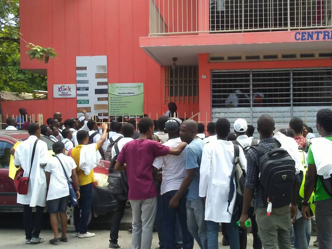Flash : Manifestation des étudiants de la Faculté de Médecine pour réclamer la réouverture de la Faculté