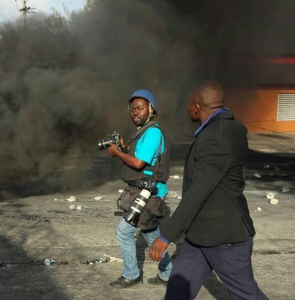 Urgent: Chéry Dieu-Nalio, un photo-journaliste et deux autres personnes blessés par balles au parlement haitien