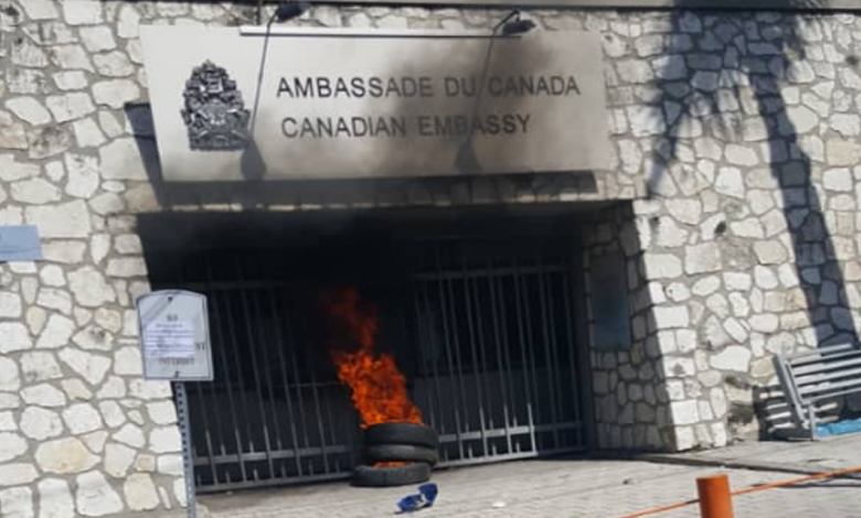Des pneus enflammés devant la barrière de l'ambassade du Canada