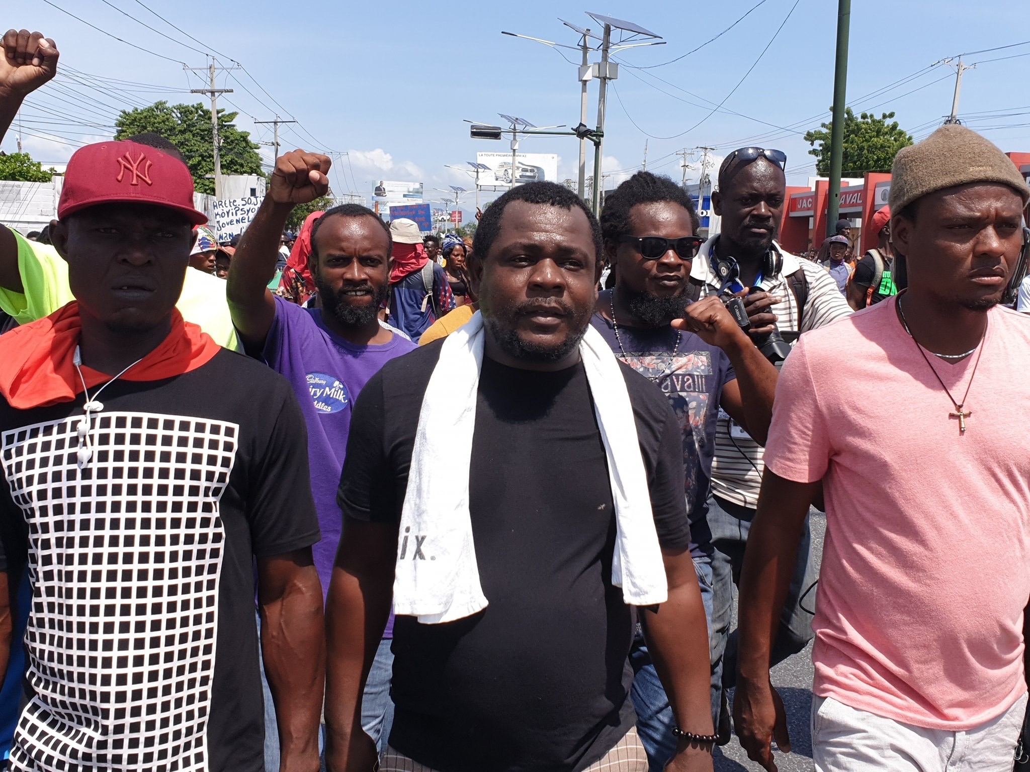 Justice pour Haïti, scandent des jeunes devant l'ambassade américaine