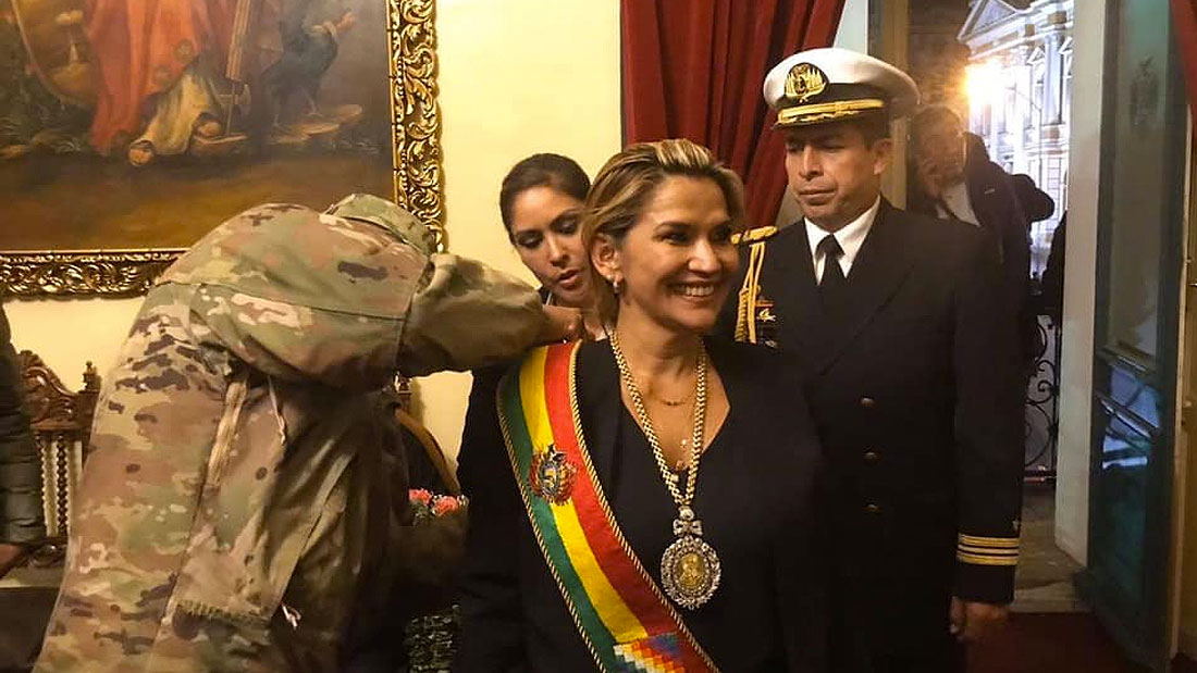 Bolivie: un mandat d’arrêt décerné contre l’ex-présidente par intérim Jeanine Añez pour ‘terrorisme”