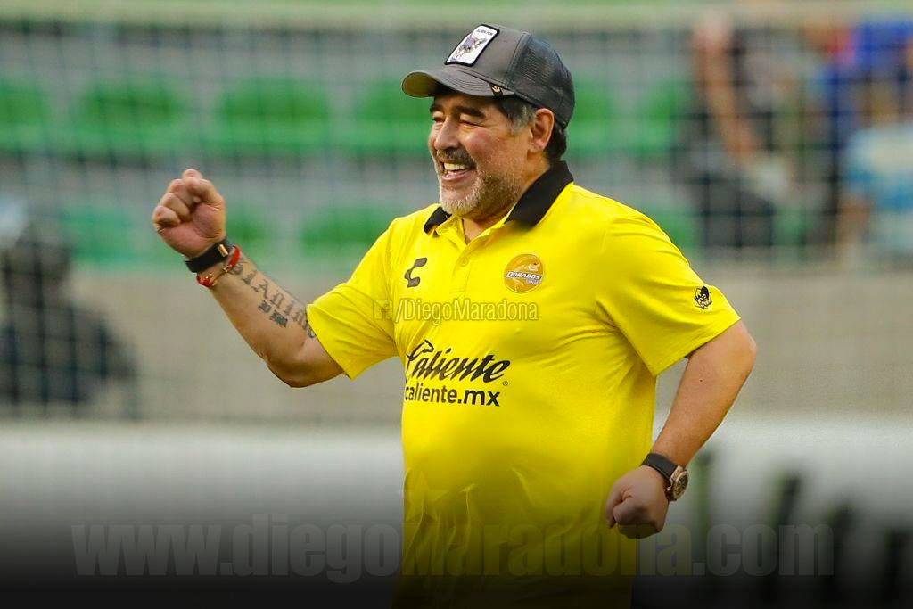 Le ballon avec lequel Diego Maradona a marqué le but de la main vendu à plus de 2 millions euros !