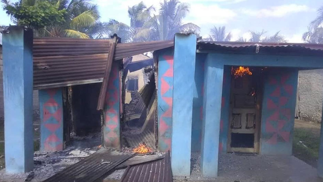 Plus d’une quinzaine de maisons incendiées par des individus armés à Petite-Rivière de l’Artibonite