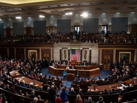 La chambre des représentants vote pour limiter les pouvoirs militaires de Trump contre l'Iran