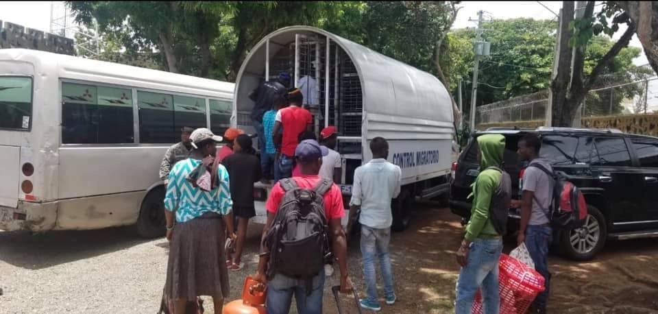 Plus de 400 migrants haïtiens en situation irrégulière, arrêtés en République Dominicaine