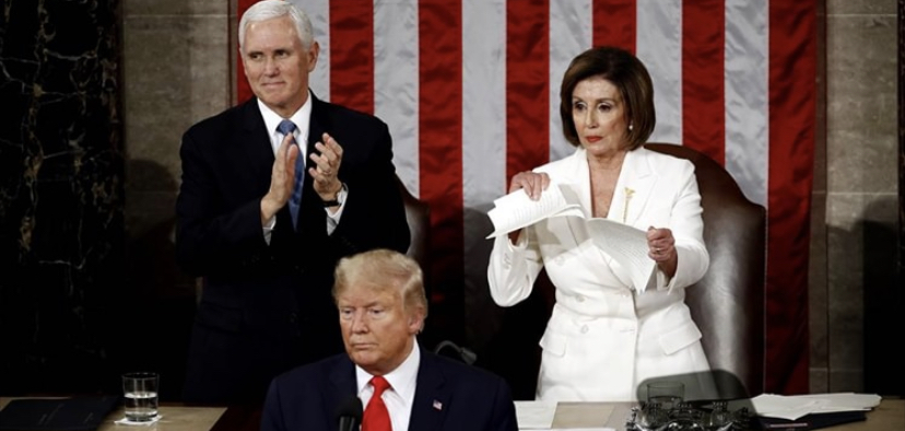 Ayant refusé de lui serrer la main, Nancy Pelosi déchire la copie du discours de Trump