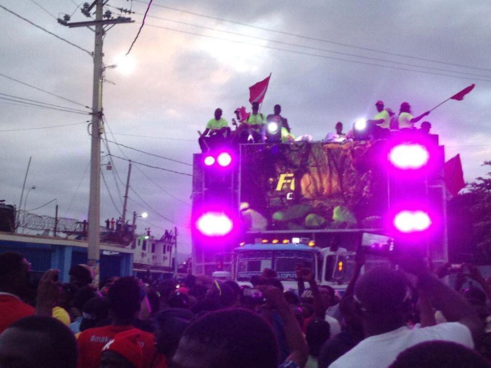 Le char de Sweet Micky accueilli par une pluie de balles réelles au Cap-Haïtien