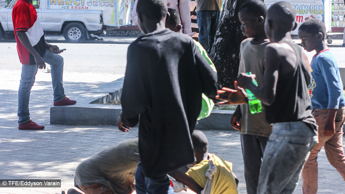 Les enfants de rue (kokorat) qui mendient devant les supermarchés, un fléau croissant en Haïti