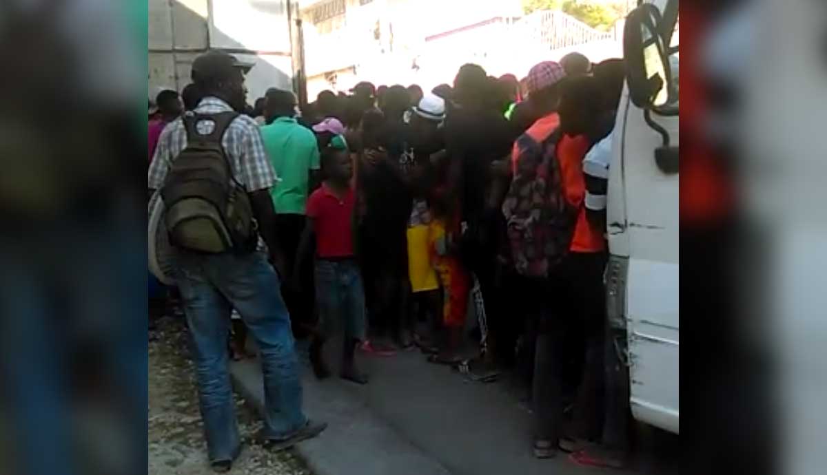 Coronavirus: Distribution de kits alimentaires à Delmas, les autorités violent leurs propres mesures