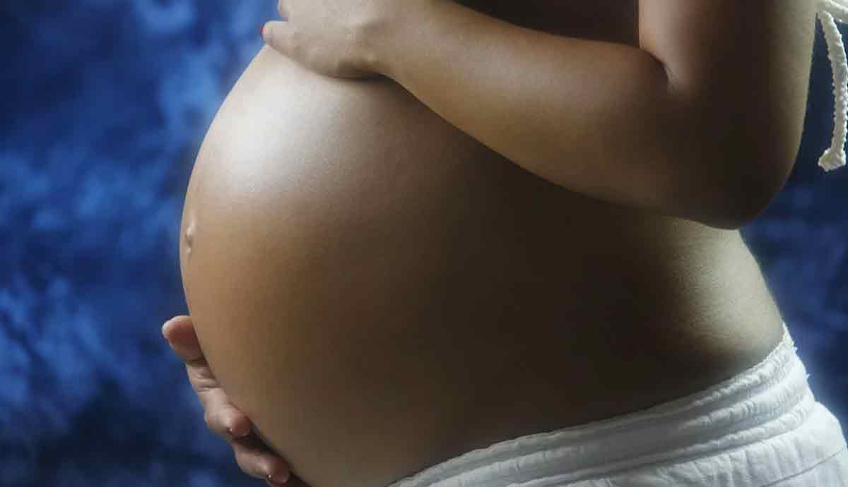 Les femmes enceintes infectées par le COVID-19 peuvent-elles transférer le virus à leurs bébés?