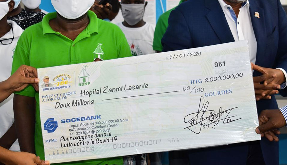 Eric Jean Baptiste remet un chèque de 2 millions de gourdes à l'Hôpital Universitaire de Mirebalais