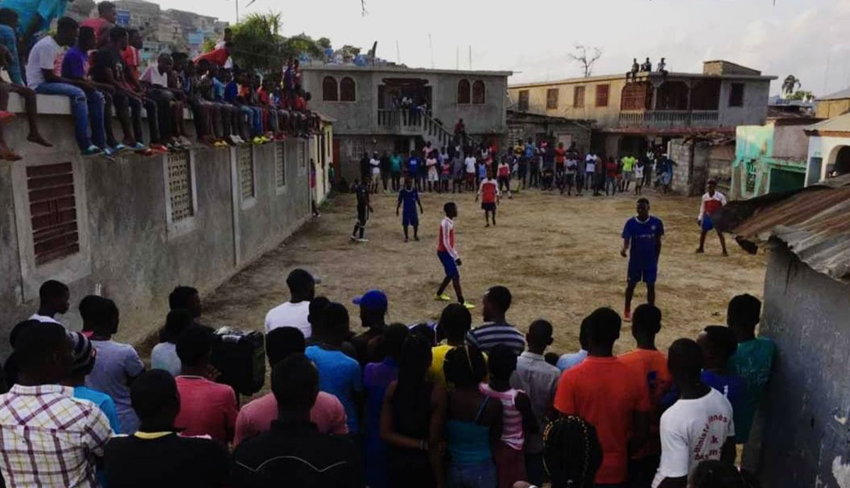 Piscine, journée de mer, football: les jeunes de Port-de-Paix ignorent le Covid-19