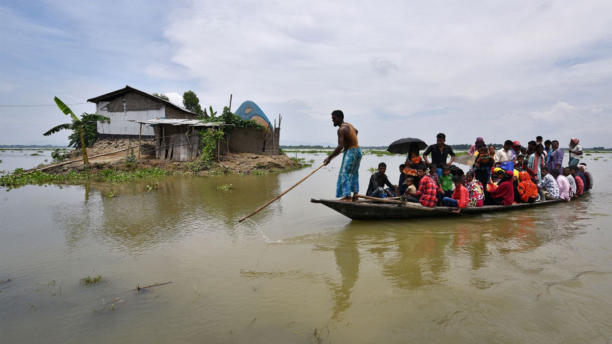 Des villageois voyagent sur un bateau dans une zone touchée par les inondations