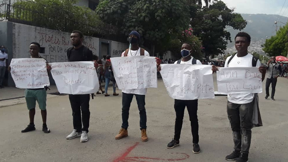 Des étudiants de l'UEH ont manifesté contre l’insécurité et l'assassinat de Me Monferrier Dorval
