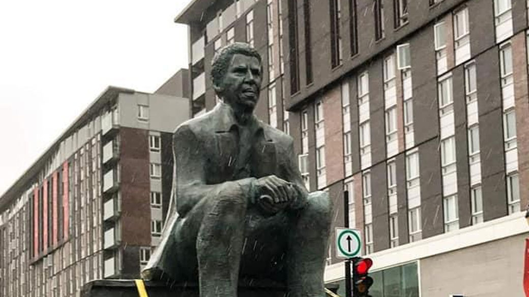 Une sculpture réalisée à Montréal en hommage à l'écrivain Dany Laferrière
