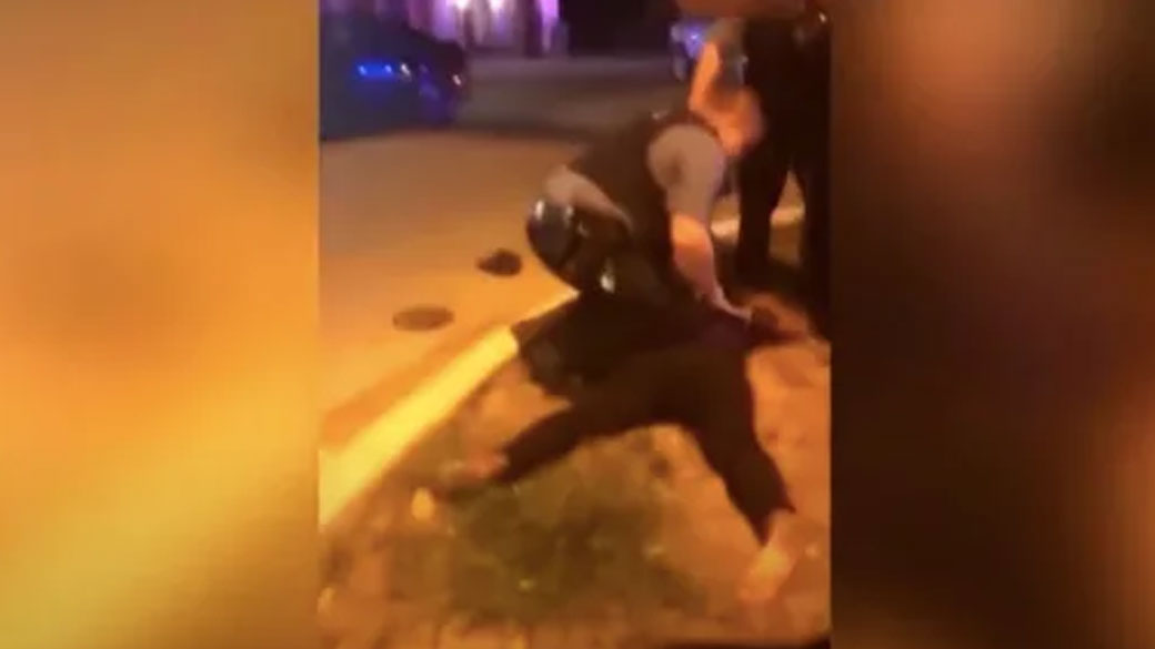 Un policier de Kansas City s'agenouille sur le dos d'une femme enceinte