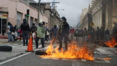 Des manifestants mettent le feu au parlement du Guatemala en réaction au budget de 2021