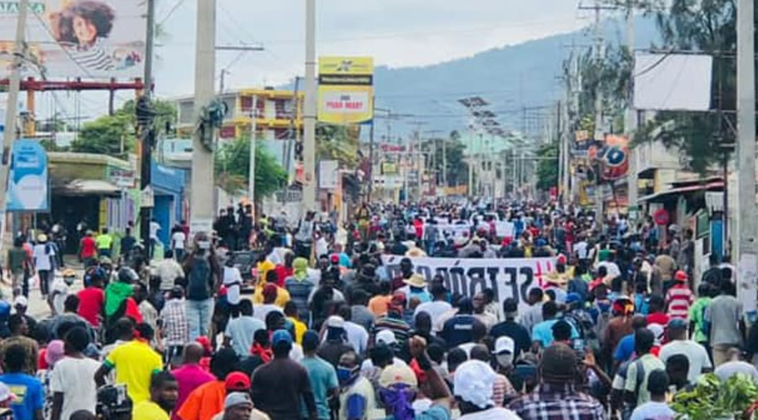 Les Haïtiens disent non à la dictature, des milliers de personnes dans la rue