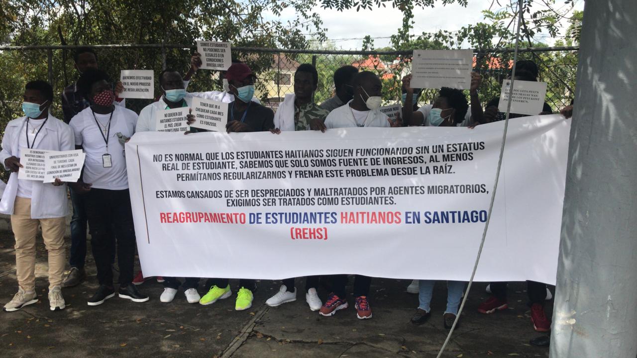 Des étudiants haïtiens protestent à Santiago pour exiger une carte de résidence temporaire