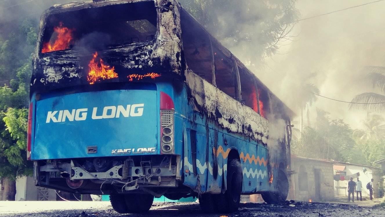 Deux bus assurant le trajet Port-de-Paix - Port-au-Prince incendiés à Arcahaie