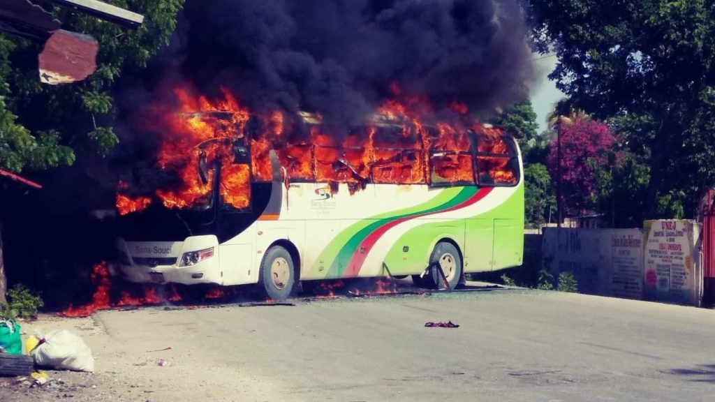 Deux bus assurant le trajet Port-de-Paix - Port-au-Prince incendiés à Arcahaie