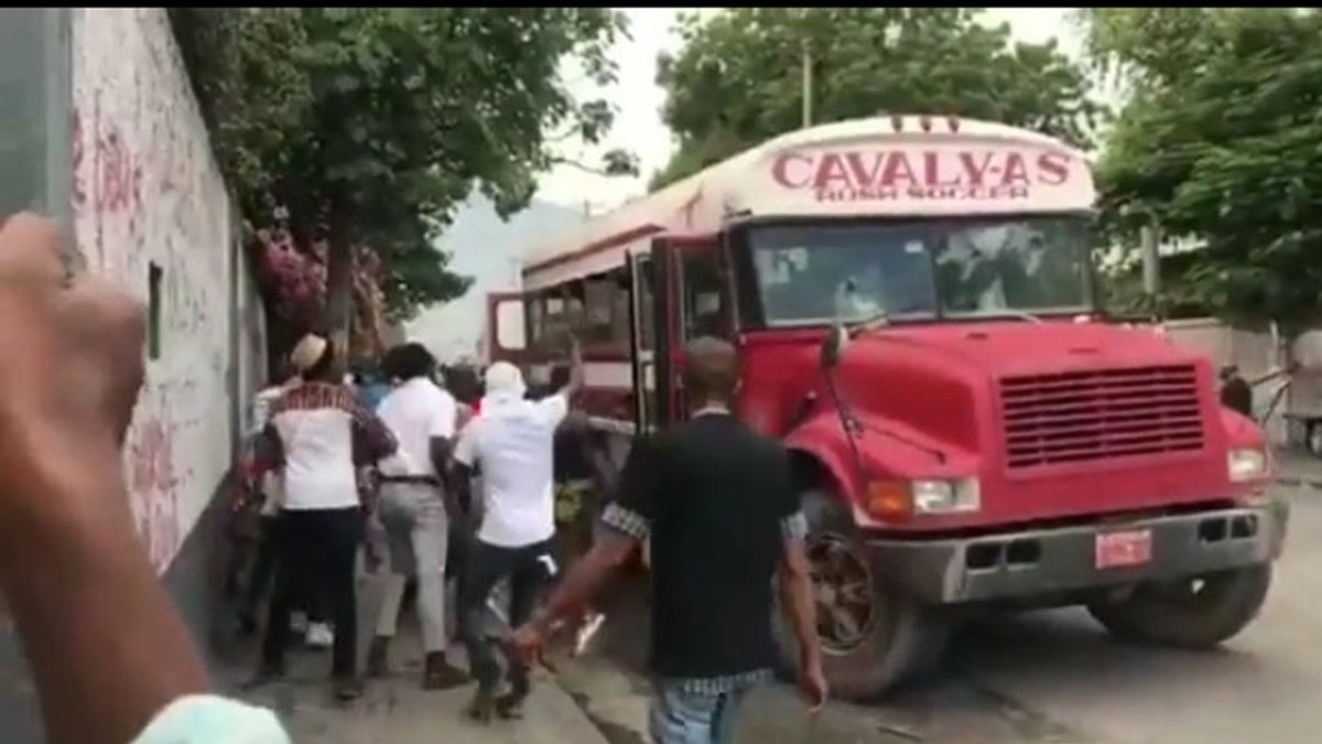 Le bus du Cavaly de Leogane attaqué à la rue Oswald Durand par des supposés militants politiques