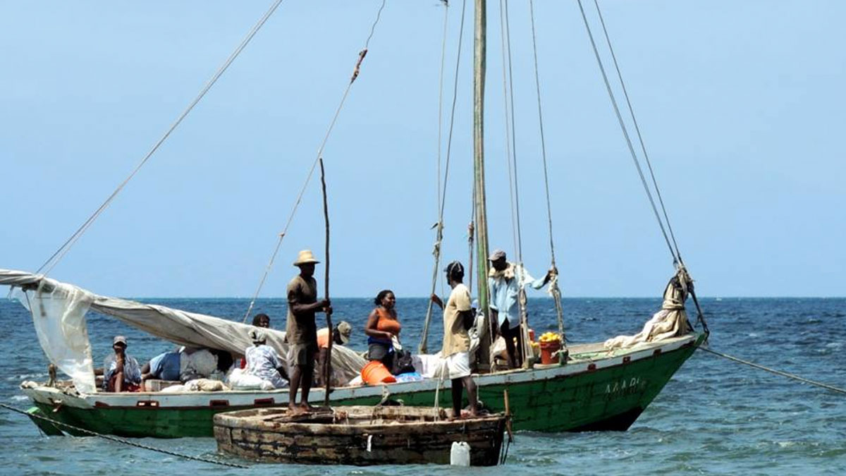 Les yachts interdits de voyager dans le port d'Anse-à-Galets vers Carriès