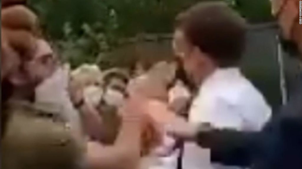 Le président Emmanuel Macron giflé par un homme lors d’un bain de foule