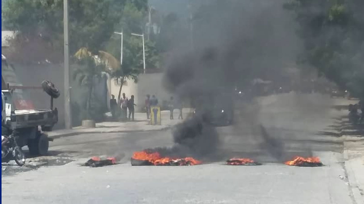Des barricades de pneus enflammés remarqués à Delmas 33 suite à l'enlèvement d'un professeur d'université