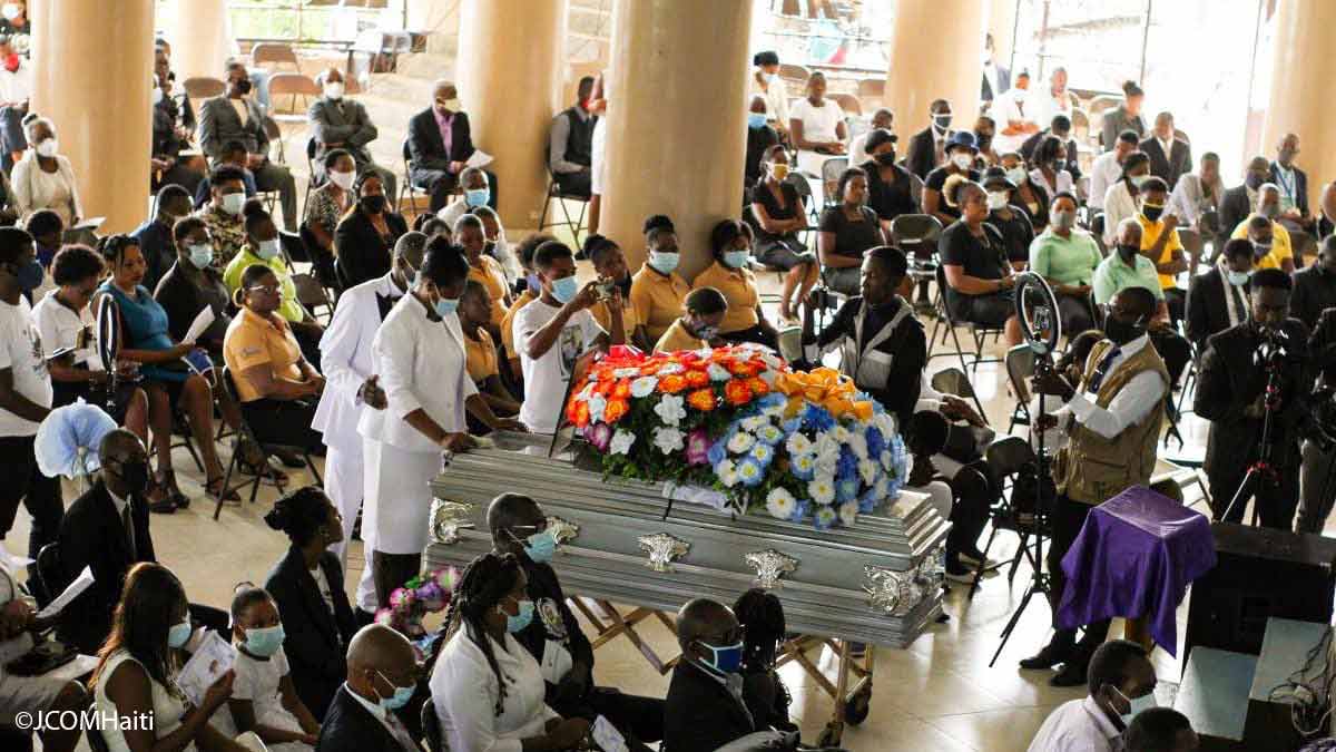 Celébration des funérailles du journaliste Diego O. Charles
