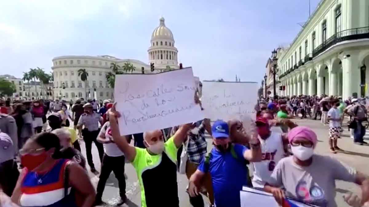 Des milliers de personnes dans les rues à Cuba contre "la dictature"