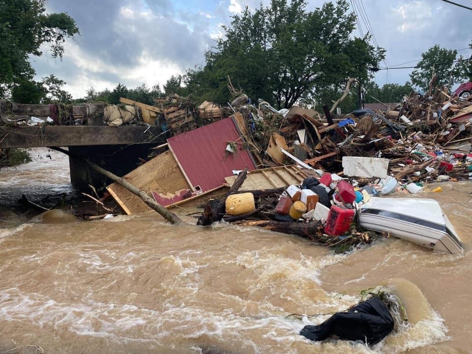 USA-Inondations : Au moins 20 morts et des dizaines de disparus dans le Tennessee