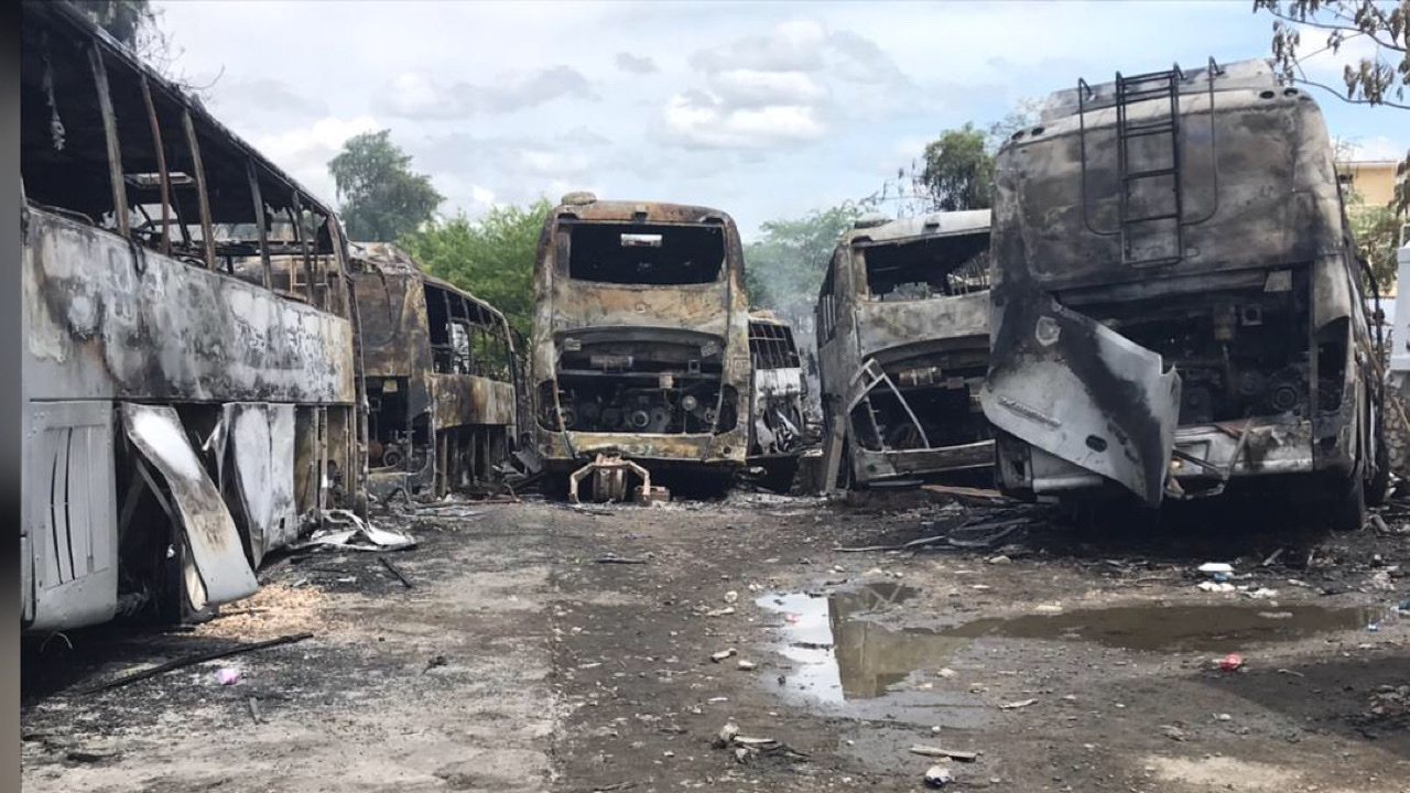 Gonaïves : 8 autobus de la compagnie "Le Transporteur" incendiés