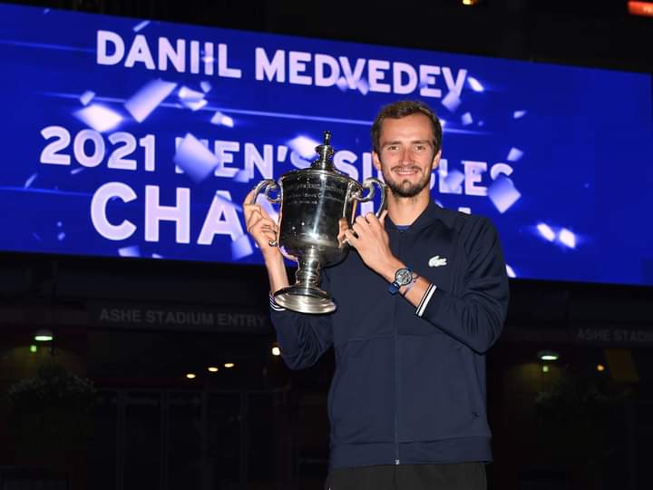 Daniil Medvedev sacré en tournoi US Open en battant Novak Djokovic