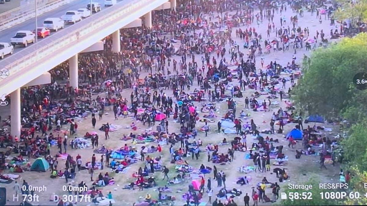 Plus d’une centaine de migrants en route pour rejoindre les 13 mille à Del Rio