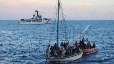 Près de 200 migrants haïtiens interceptés par les gardes-côtes américains à bord d'un voilier surchargé