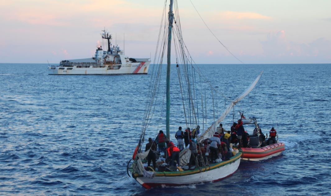 Près de 200 migrants haïtiens interceptés par les gardes-côtes américains à bord d'un voilier surchargé