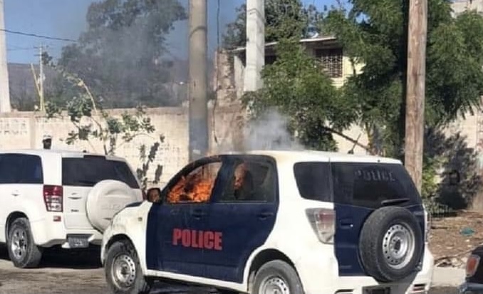 Un véhicule de la PNH incendié aux Gonaïves