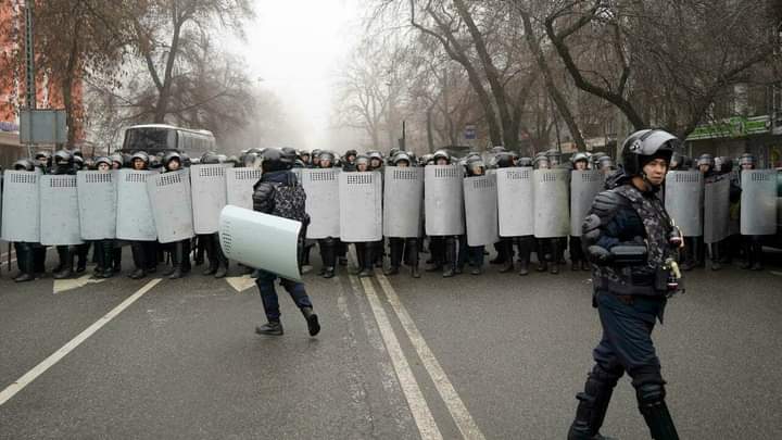 Émeutes au Kazakhstan: le président appelle Moscou à l'aide