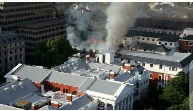 Le parlement Sud-africain en flammes