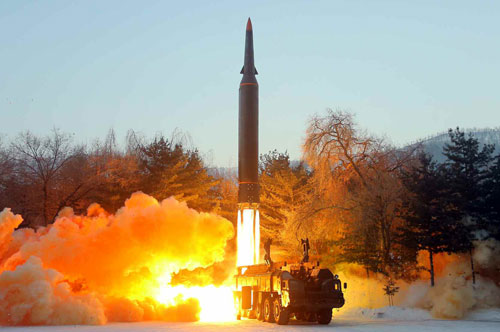 Corée du Nord : Le tir d'un missile survole le Japon