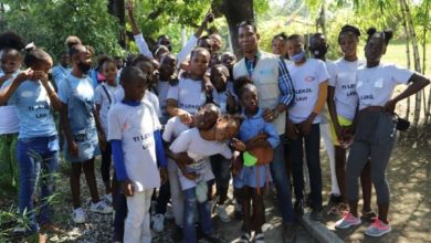 IMPACT-E distribue des kits scolaires à Cité Soleil