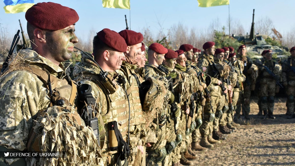 Des Ukrainiens quittent Paris en direction de l'Ukraine pour défendre leur pays