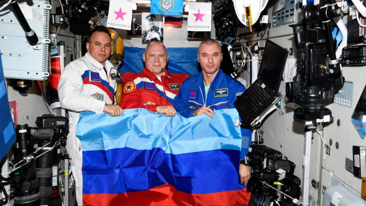 Les cosmonautes russes s'affichent avec le drapeau des républiques séparatistes du Donbass ukrainien à l'ISS