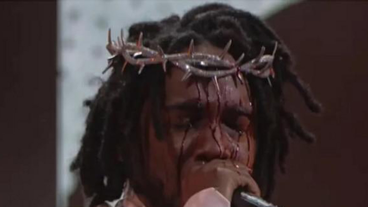 Kendrick Lamar avec le visage ensanglanté porte une couronne estimée à 1.5 million de dollars lors d'un show