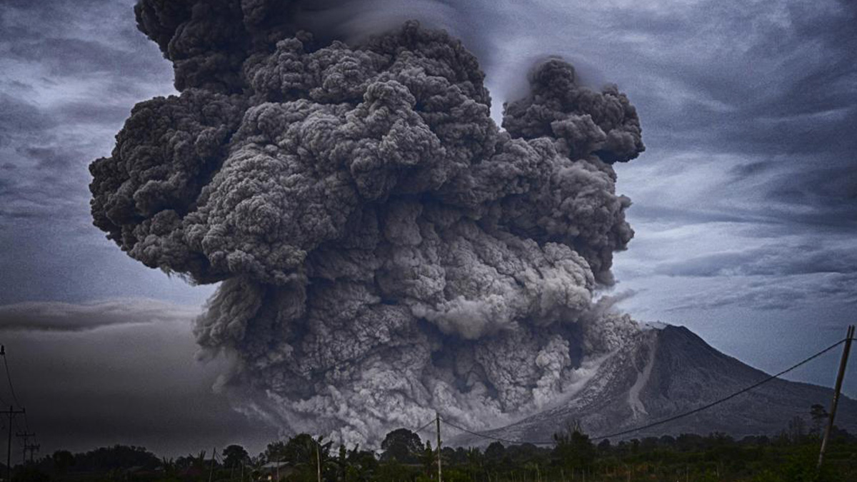 Un volcan entre en éruption au Japon, forçant l'évacuation des gens de la région