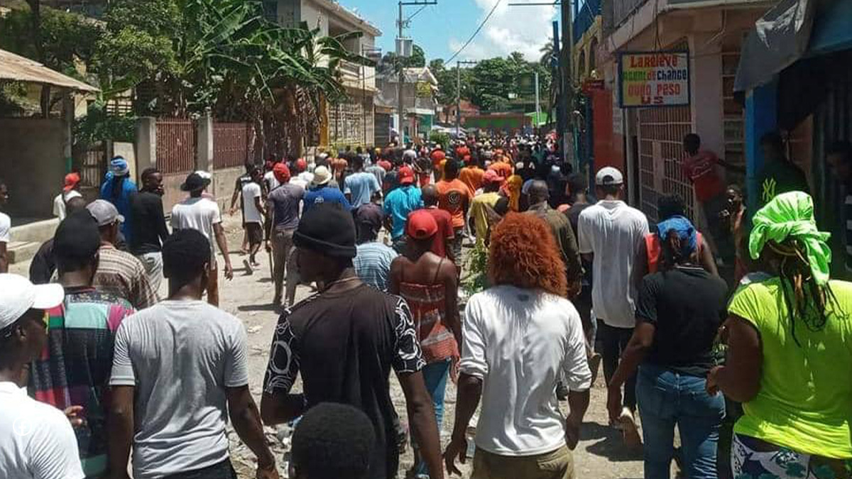 « Woy ! Woy ! Nou pa kapab ankò ! », scande une foule immense dans la manifestation à Jacmel