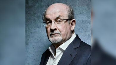 La santé de l'écrivain Salman Rushdie s'améliore