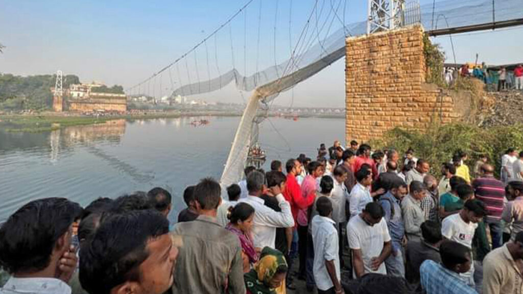 Plus de 130 personnes meurent après l'effondrement d'un pont suspendu, en Inde